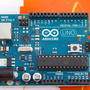 1280px-Arduino_UNO_unpacked